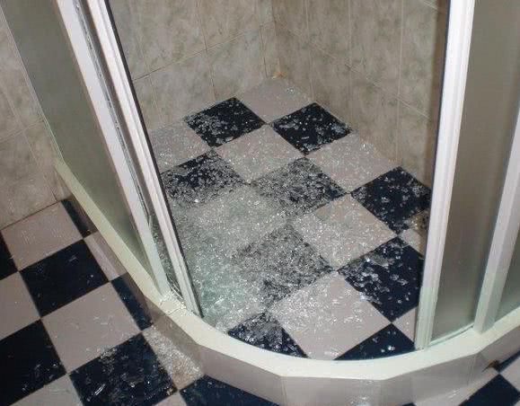 Why does the shower room glass self-explode? Listen to the expert's explanation to know that there may be these hidden dangers in the bathroom.