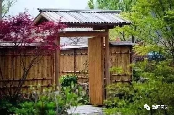 One courtyard is full of Zen.