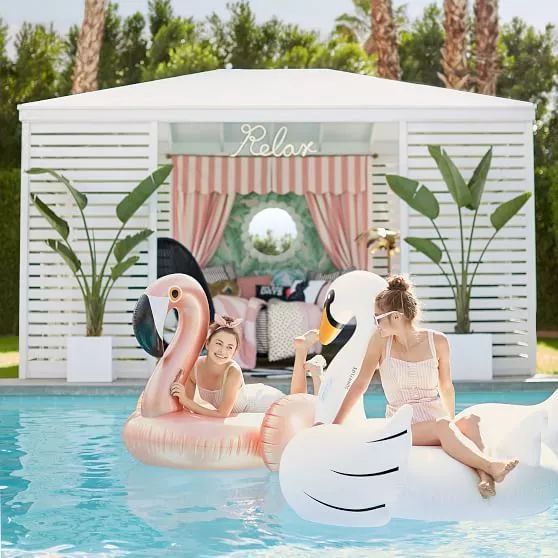 From the big yellow duck to the palm flamingo, the swimming circle is in the style of plants this summer.