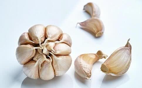 Garlic has this effect? A bowl to scare off flu and germs.