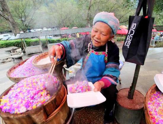 The roadside aunt sells dyed rice for 10 yuan a bowl. why do more people watch it than buy it?