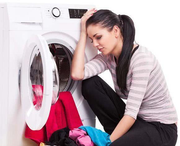 When washing clothes, using this kind of water is softer and more colorless than laundry detergent.
