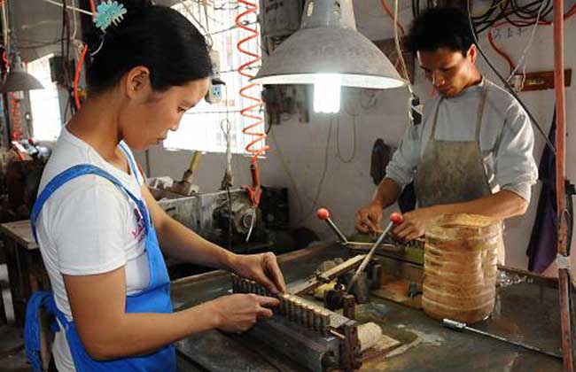 What are the policies for migrant workers to return home to start a business?