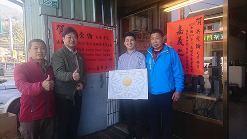 Hong Chonglun, a tea farmer in Chiayi, won three prizes in the French AVPA World Tea Competition.