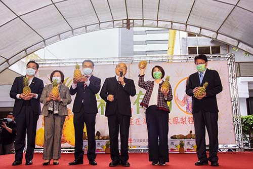 Attend the promotion activities of golden diamond pineapple in Pingtung of the Legislative Yuan, Suyi Ting Farmers