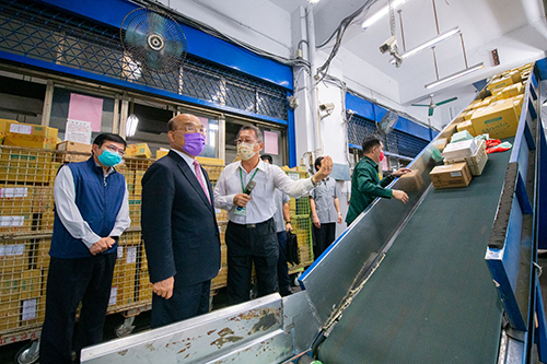 Premier Su Tseng-chang consoled her colleagues at the post office and presented food money.