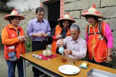 Xingping pushed to the old tea master in the deep pit and deep mountain to guide the interest of making tea.